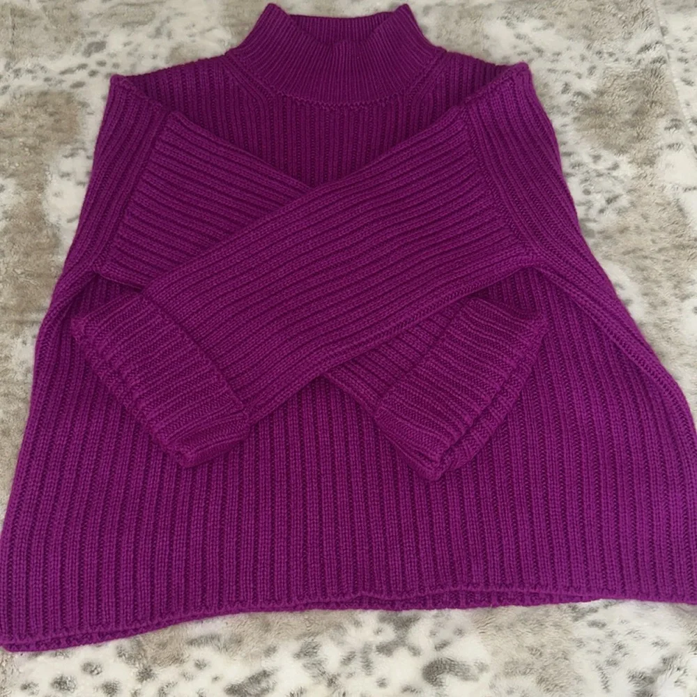 Fashion Nova used Fucsia sweater in good condition size M/L.